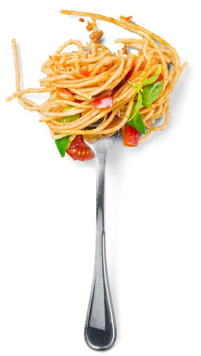 Spaghetti auf einer Gabel mit Tomatensauce und Petersilie